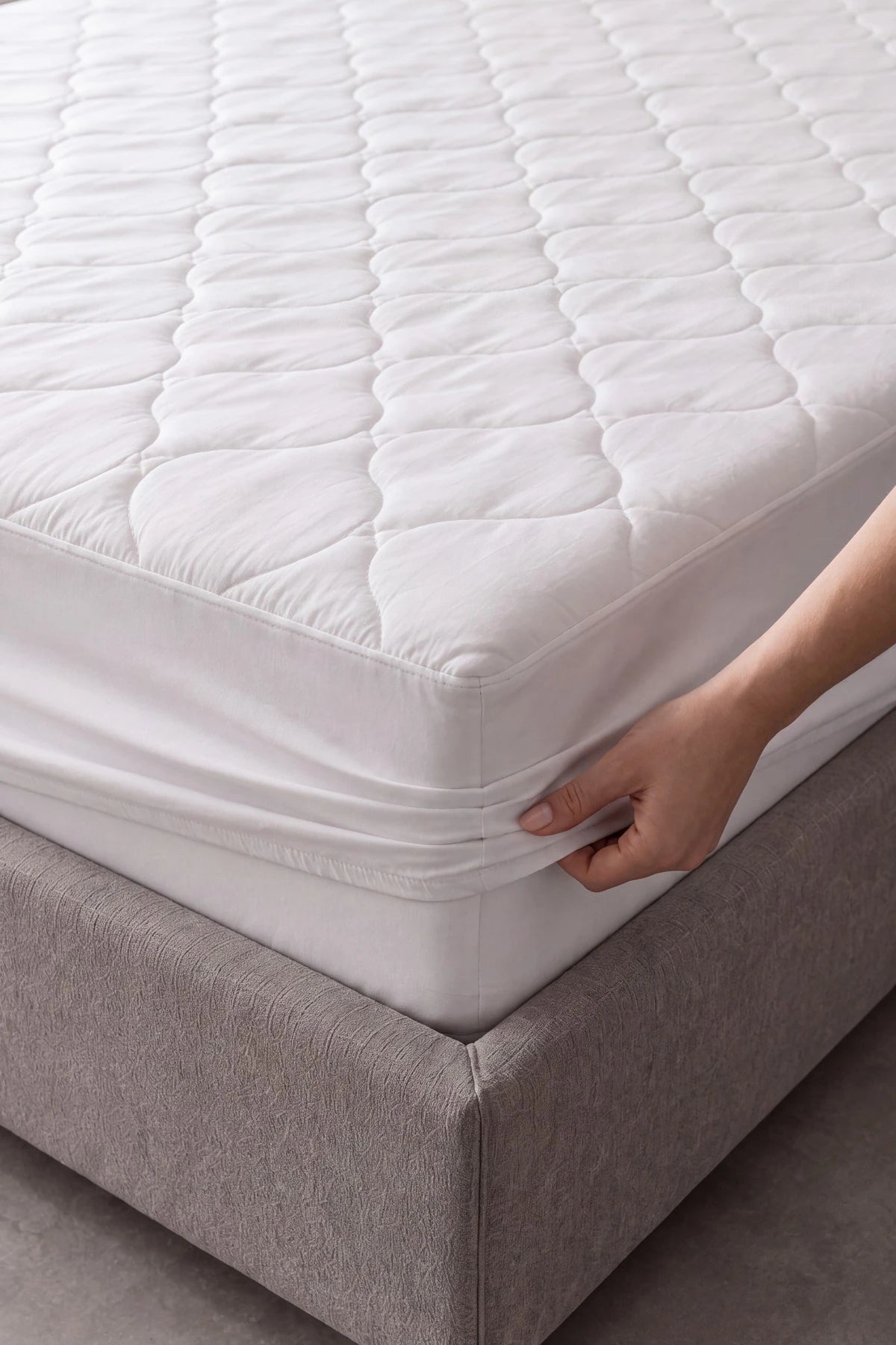 Beyaz fitted alezin çepeçevre lastikli 40 cm eteği yatak köşesine geçiriliyor – VivaMaison