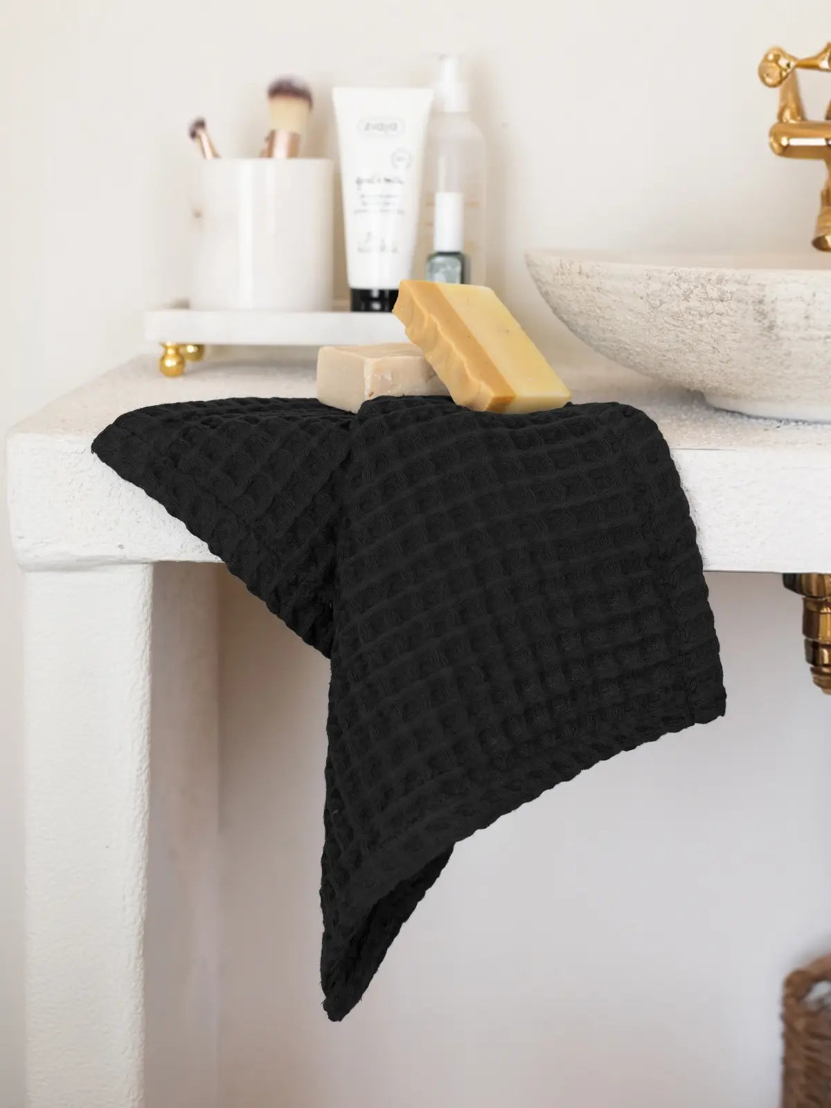 Siyah havlu seti lüks otel tipi banyo görünümü