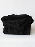 Siyah pamuklu waffle havlu simetrik düzenli katlı