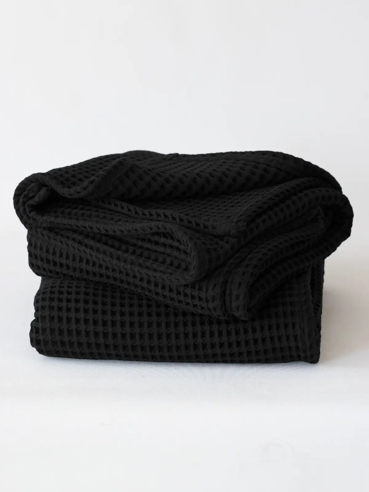 Siyah pamuklu waffle havlu simetrik düzenli katlı