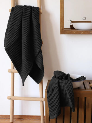 Siyah petek havlu modern minimalist banyo dekorasyonu