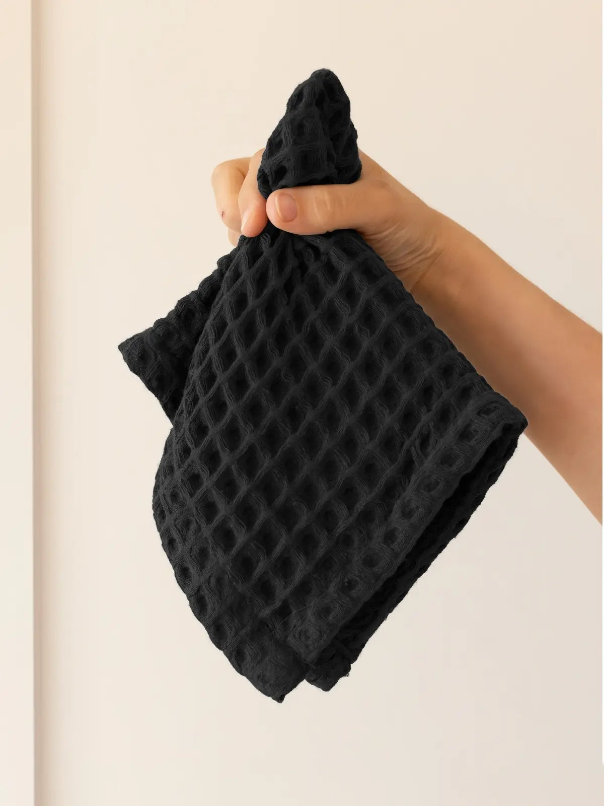 Siyah petek havlu premium kalite doku detayı