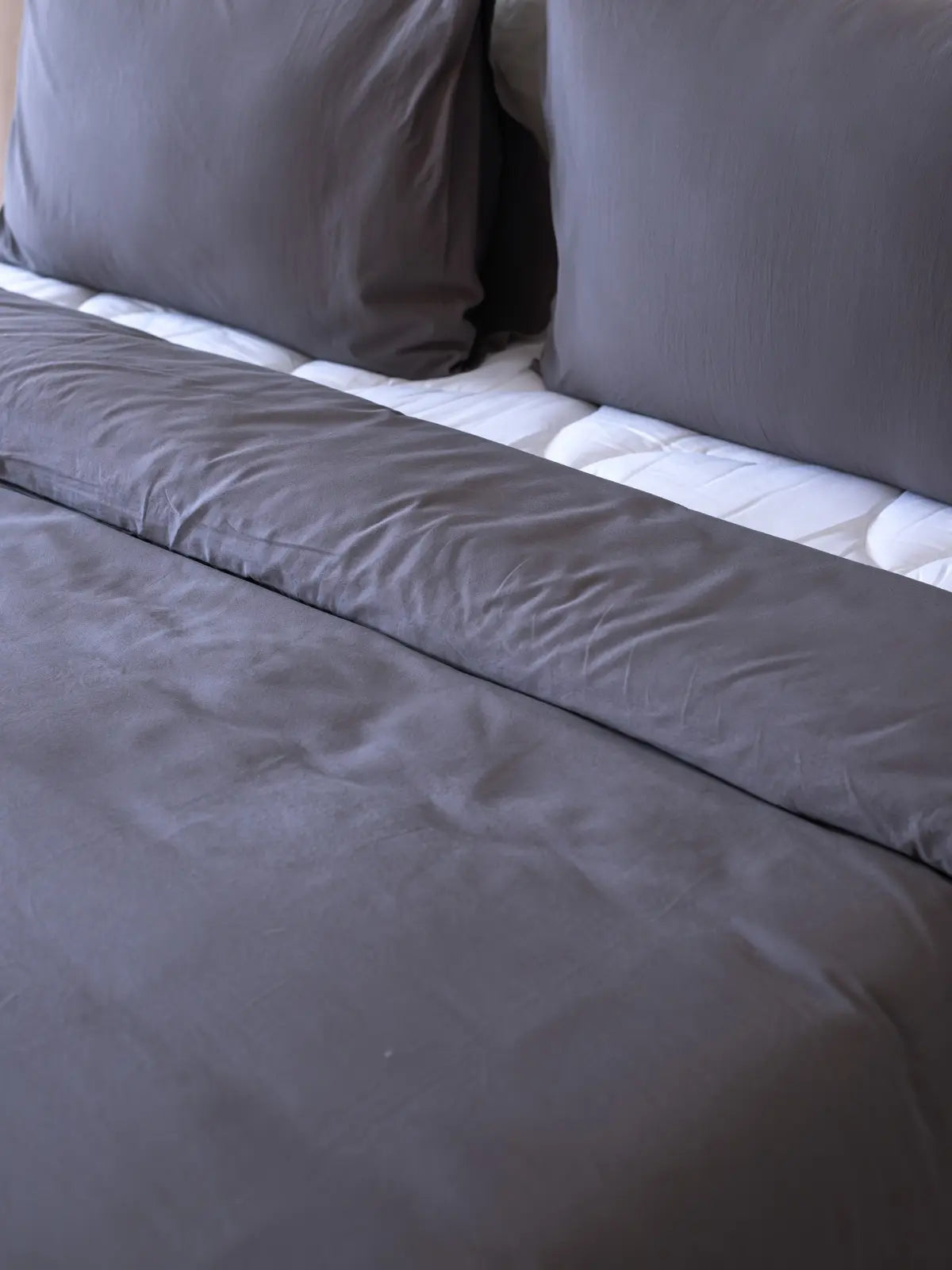 Antrasit stonewashed nevresim takımı, yatak yan açı görünümü – %100 pamuk, OEKO-TEX, VivaMaison