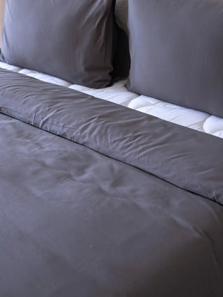 Antrasit stonewashed nevresim takımı, yatak yan açı görünümü – %100 pamuk, OEKO-TEX, VivaMaison