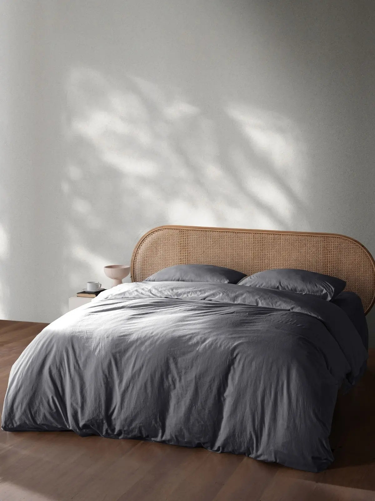 Antrasit stonewashed keten pamuk nevresim seti yatak üstü görünüm