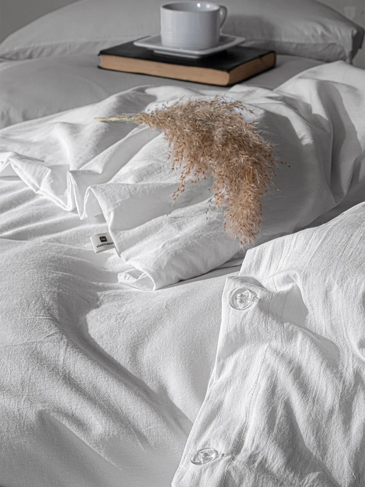 Beyaz stonewashed keten nevresim doğal gün ışığında