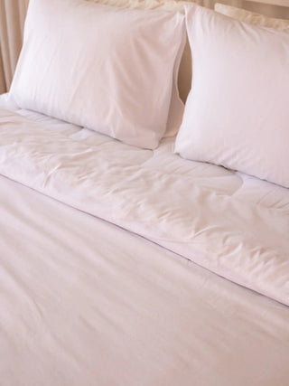 Beyaz stonewashed nevresim takımı, yatak yan açı görünümü – %100 pamuk, OEKO-TEX, VivaMaison