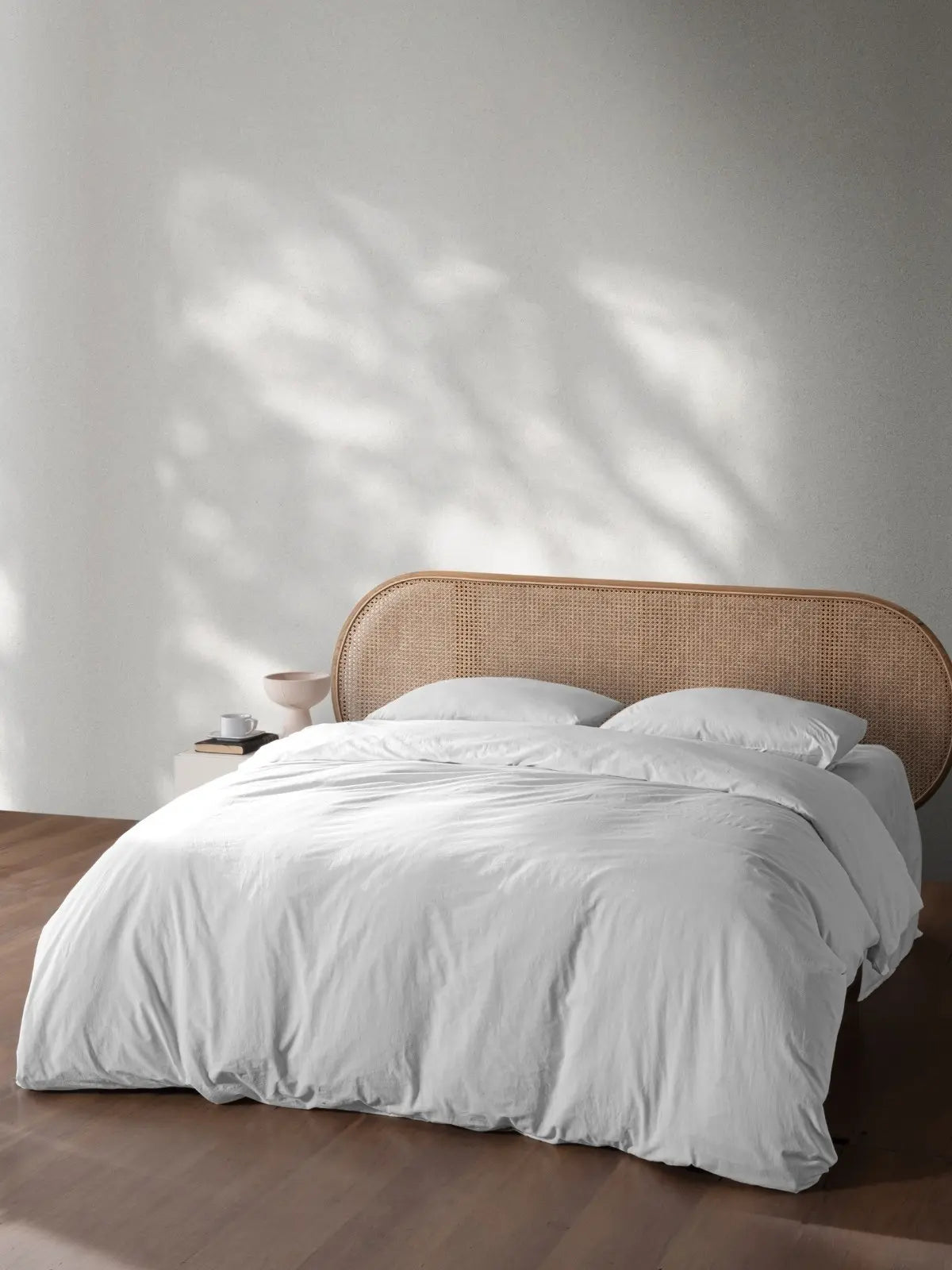 Beyaz stonewashed keten pamuk nevresim seti yatak üstü görünüm