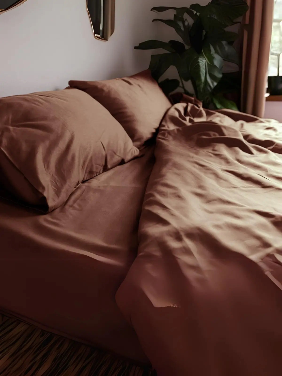 Kahverengi stonewashed keten nevresim doğal gün ışığında