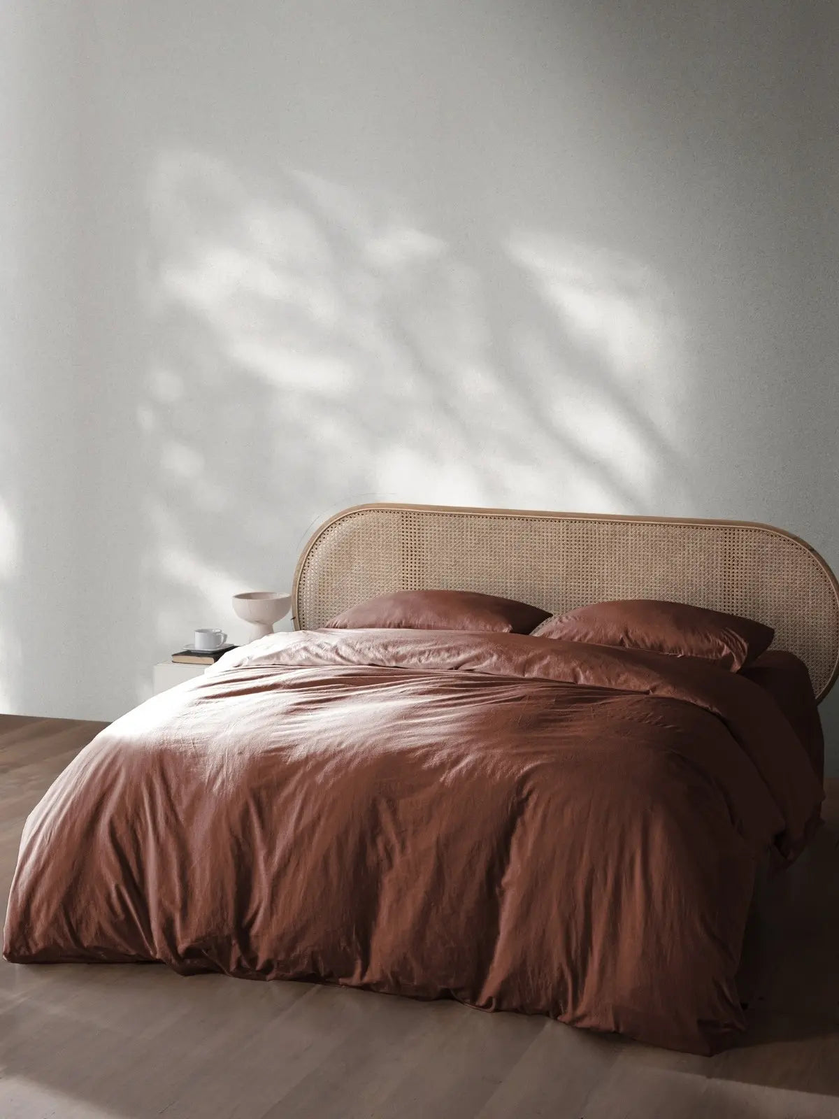 Kahverengi yıkanmış keten nevresim yan açı görünüm