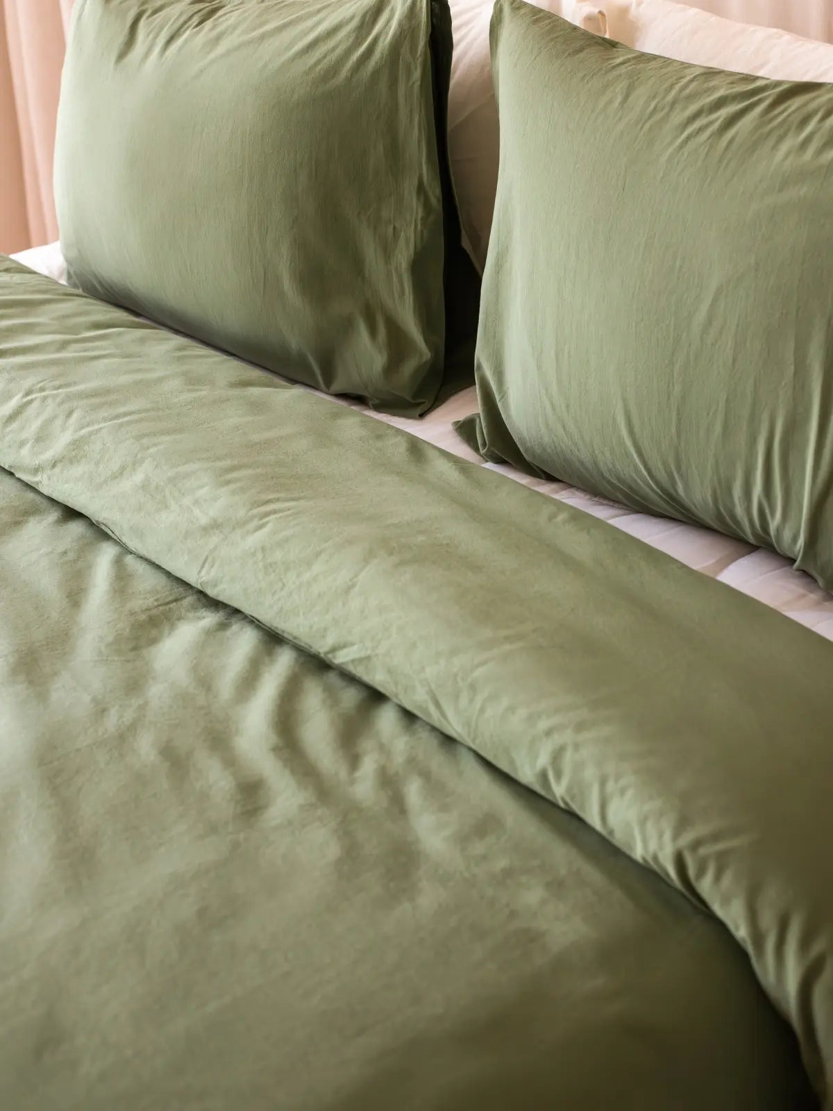 Yeşil yıkanmış keten nevresim kumaş dokusu detay çekim