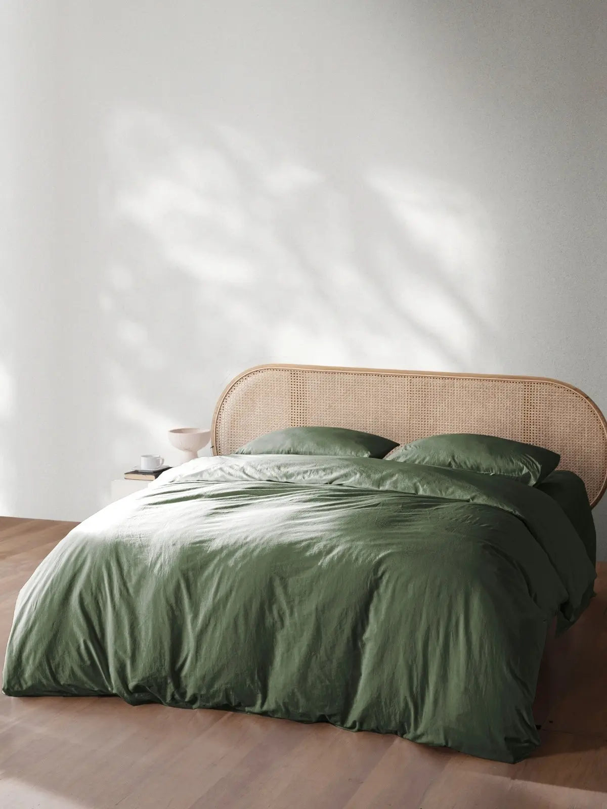 Yeşil yıkanmış keten nevresim yan açı görünüm