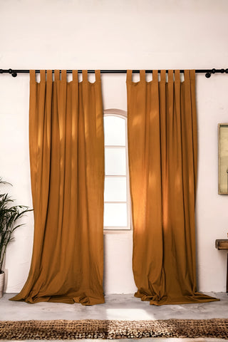 Terracotta stonewashed pamuk perde, kemerli pencere önünde çift kanat yaşam alanında – el dokuması, Denizli, VivaMaison