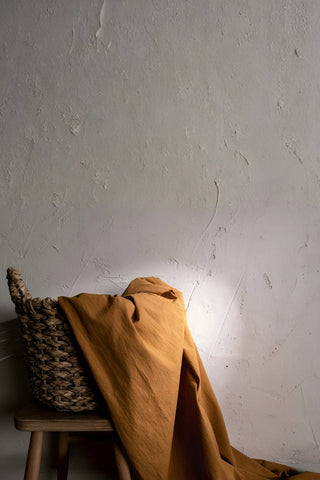 Terracotta stonewashed pamuk perde, hasır sepetle düz çekim – el dokuması, Denizli, VivaMaison