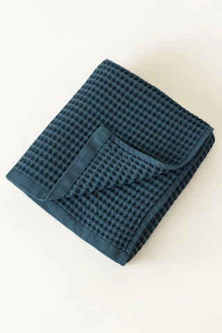 İndigo Mavi waffle banyo havlusu, katlanmış petek doku detayı – %100 pamuk, OEKO-TEX, VivaMaison