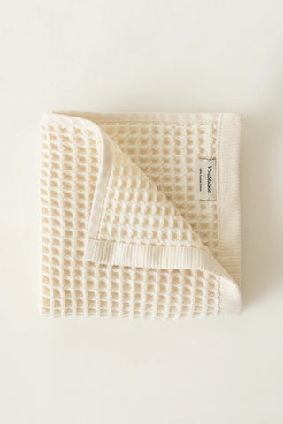 Natural waffle el havlusu, katlanmış ve etiket detayı – %100 pamuk, OEKO-TEX, VivaMaison