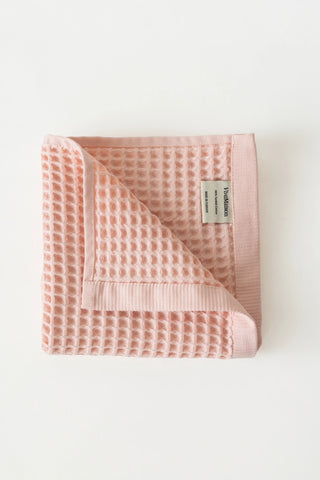 Pembe waffle el havlusu, katlanmış ve etiket detayı – %100 pamuk, OEKO-TEX, VivaMaison