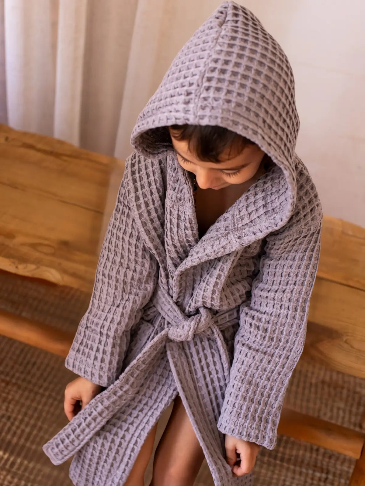 Açık gri %100 pamuk waffle pike çocuk bornozu ayakta duran çocuk model