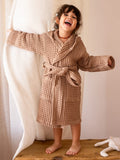 Açık kahverengi %100 pamuk waffle pike çocuk bornozu ayakta duran çocuk model