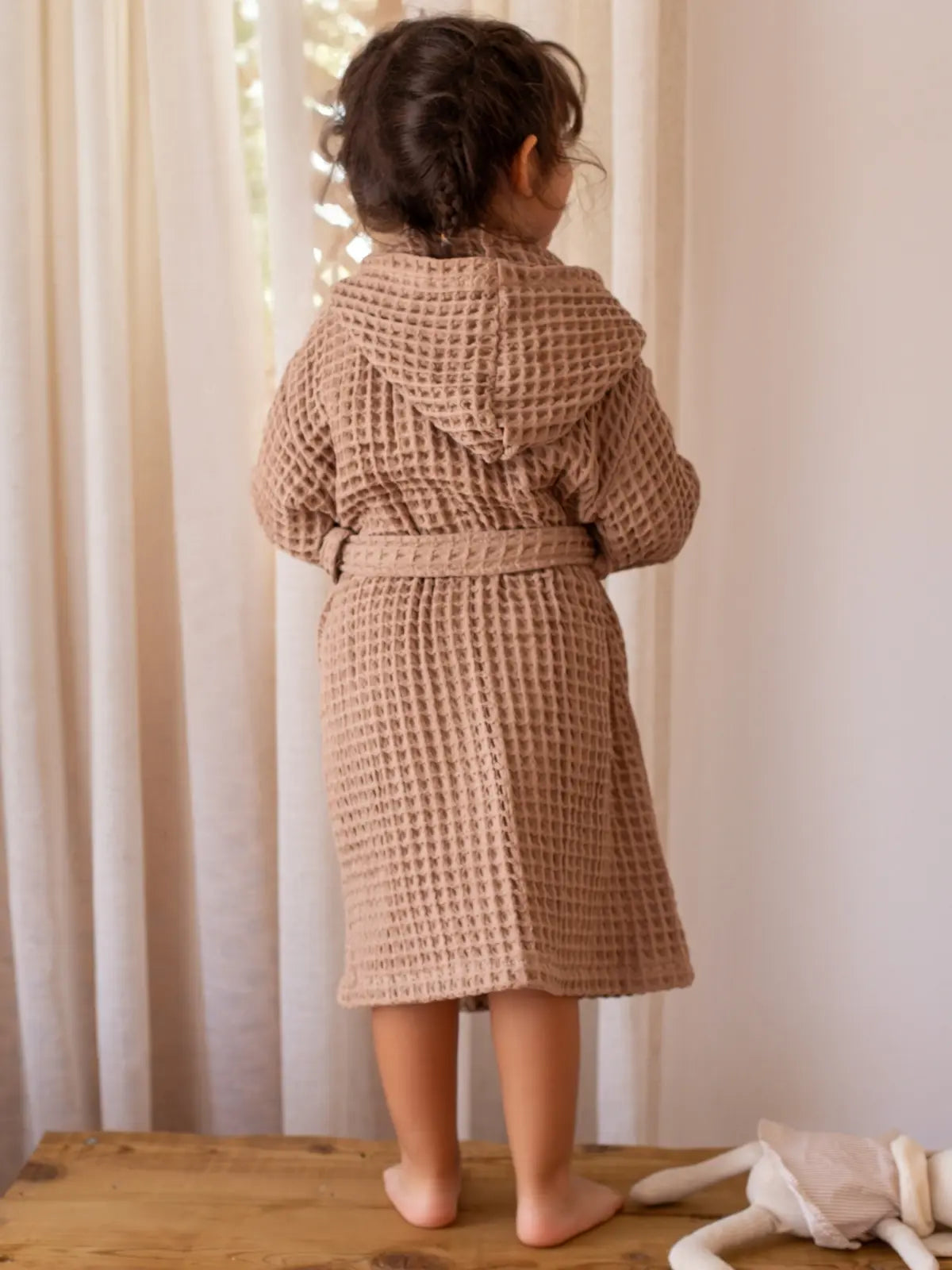 Açık kahverengi waffle pike kapüşonlu çocuk bornozu ayakta çocuk model farklı poz