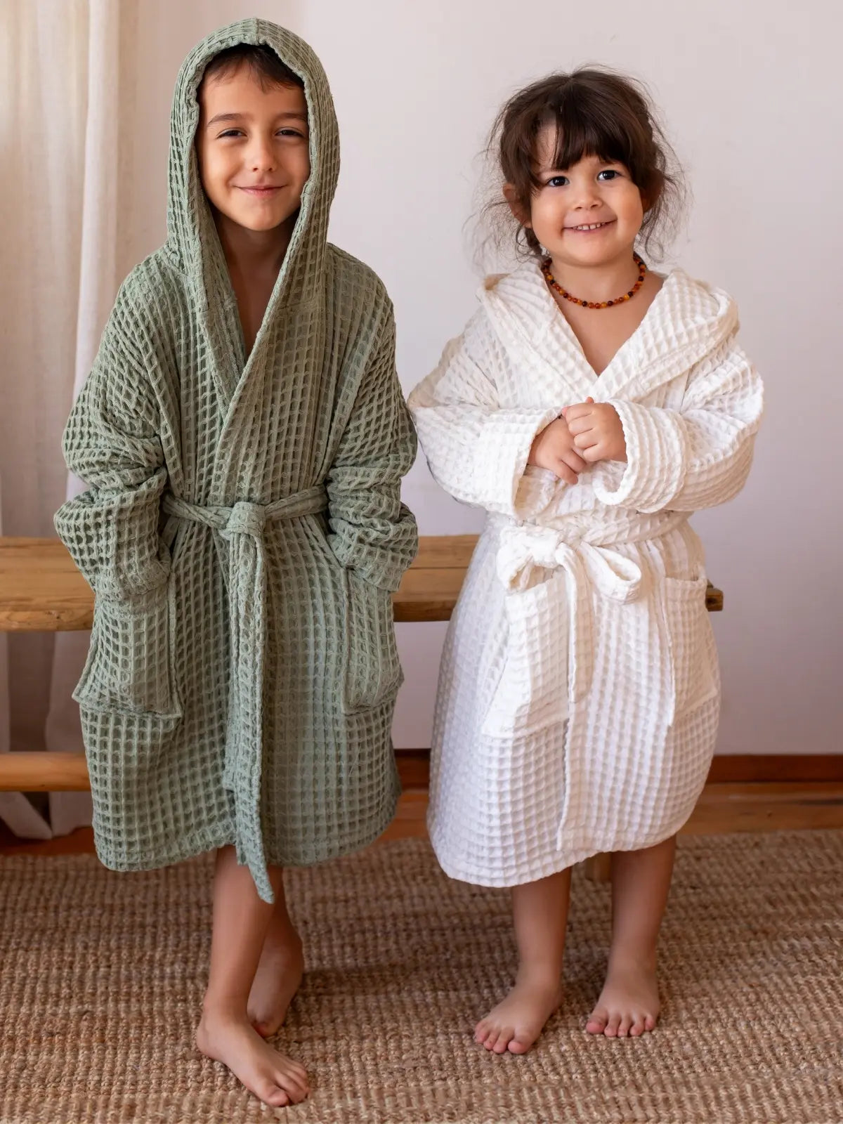 Adaçayı yeşili ve beyaz waffle pike çocuk bornozu iki çocuk model birlikte