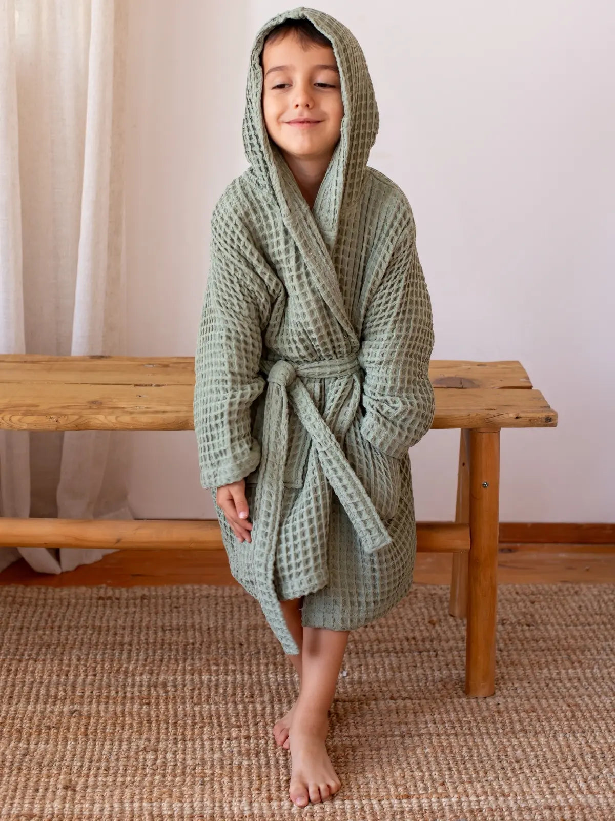 Adaçayı yeşili %100 pamuk waffle pike çocuk bornozu ayakta duran çocuk model