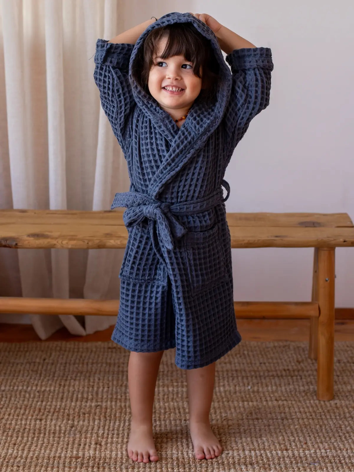 Antrasit %100 pamuk waffle pike çocuk bornozu ayakta duran çocuk model