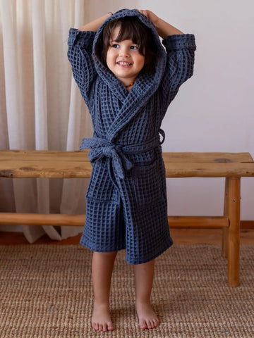 Antrasit %100 pamuk waffle pike çocuk bornozu ayakta duran çocuk model