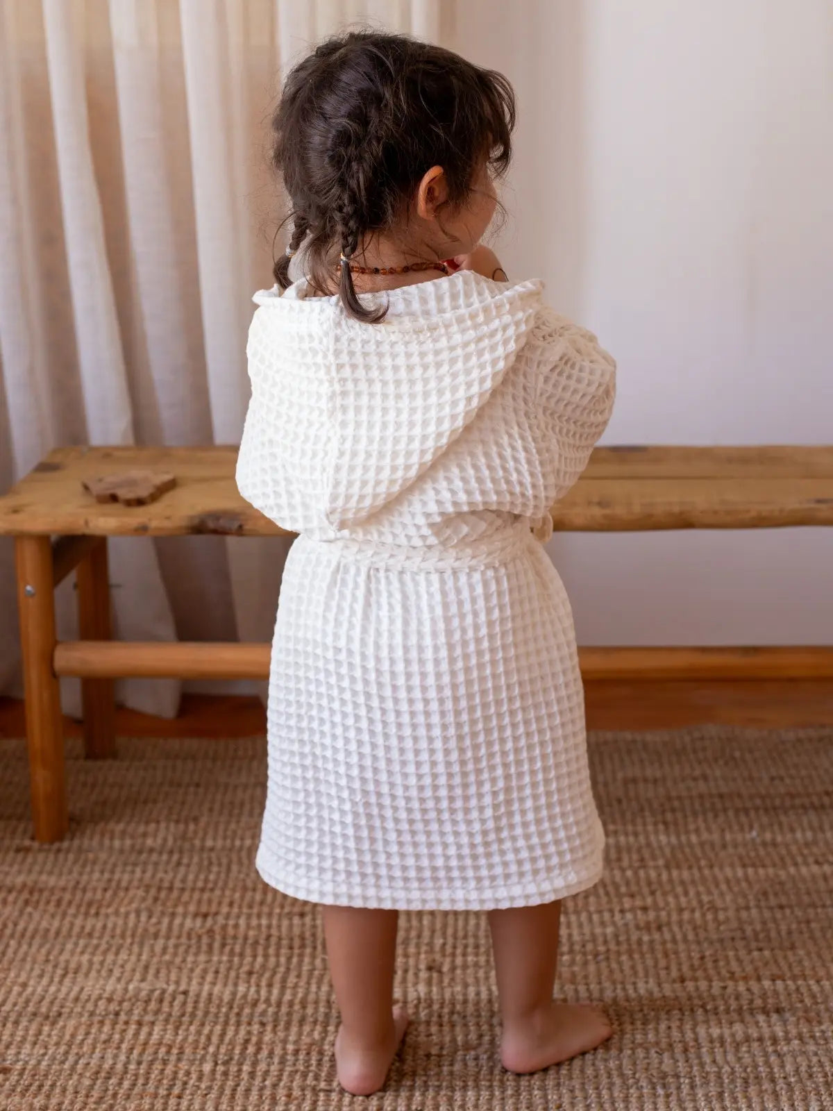 Beyaz waffle pike kapüşonlu çocuk bornozu arka görünüm sırt detayı