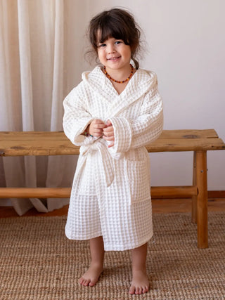 Beyaz %100 pamuk waffle pike çocuk bornozu ön görünüm çocuk model