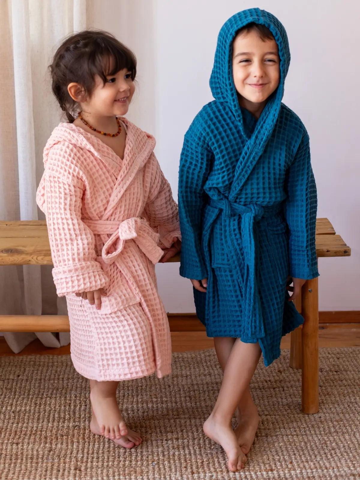 İndigo mavi ve pembe waffle pike çocuk bornozu iki çocuk model birlikte