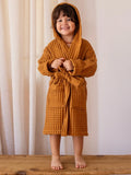 Karamel %100 pamuk waffle pike çocuk bornozu ayakta duran çocuk model