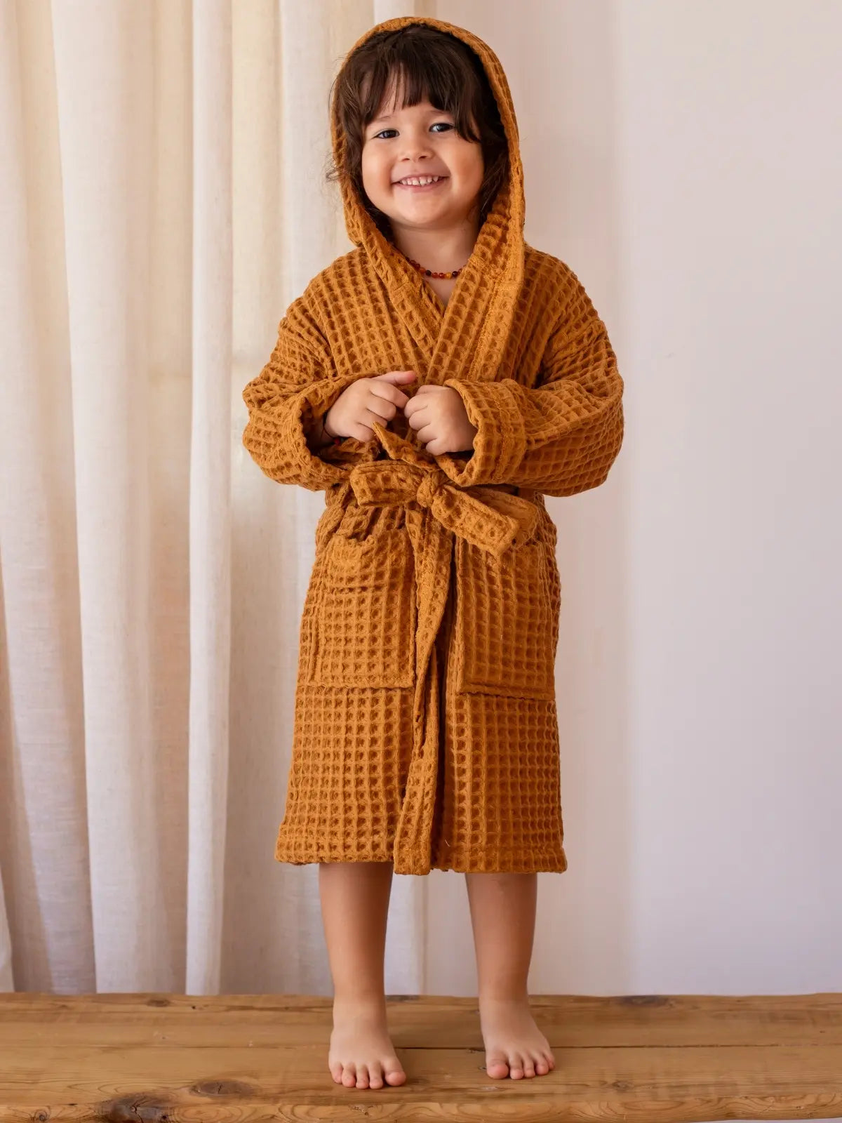 Karamel %100 pamuk waffle pike çocuk bornozu ayakta duran çocuk model