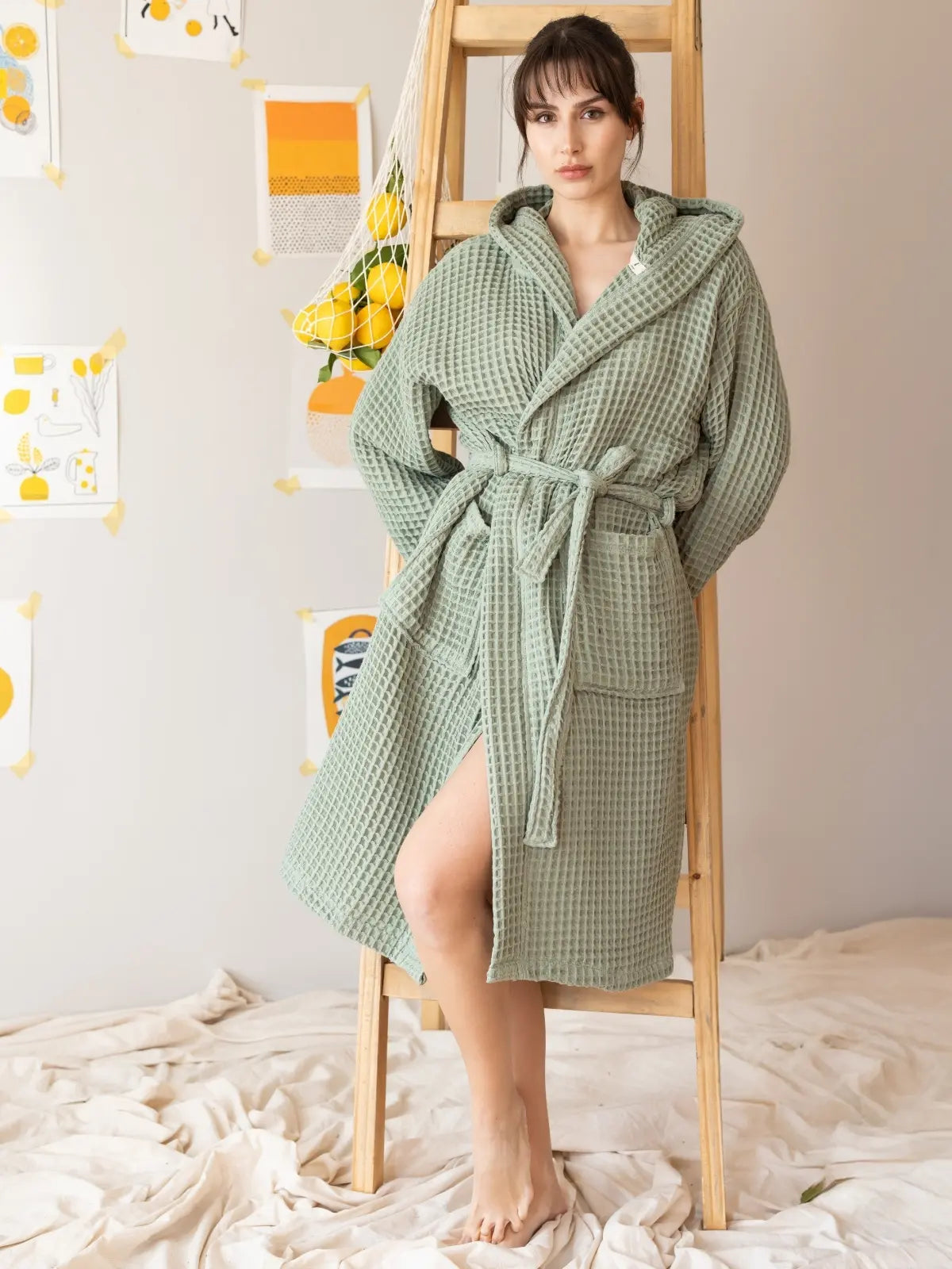 Adaçayı waffle pike kapüşonlu bornoz giyili model görseli