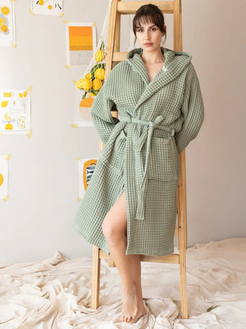 Adaçayı waffle pike kapüşonlu bornoz giyili model görseli