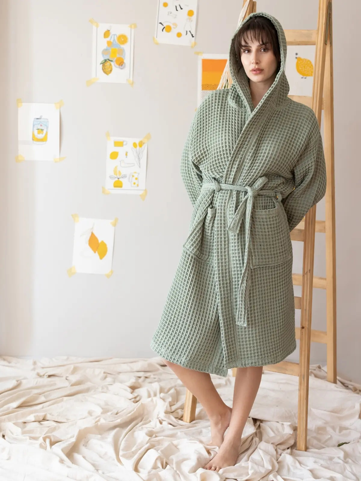 Adaçayı yeşili %100 pamuk waffle pike kapüşonlu bornoz ön görünüm