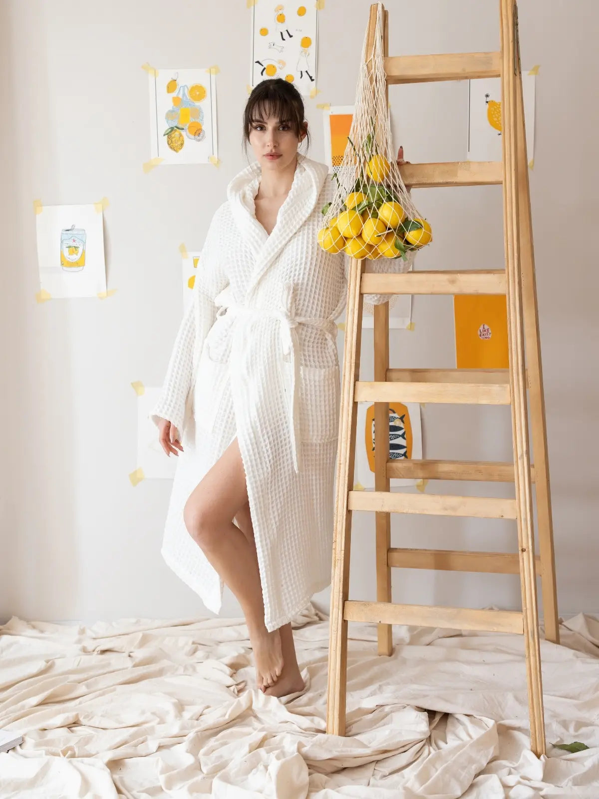 Beyaz waffle pike kapüşonlu bornoz giyili model spa görseli