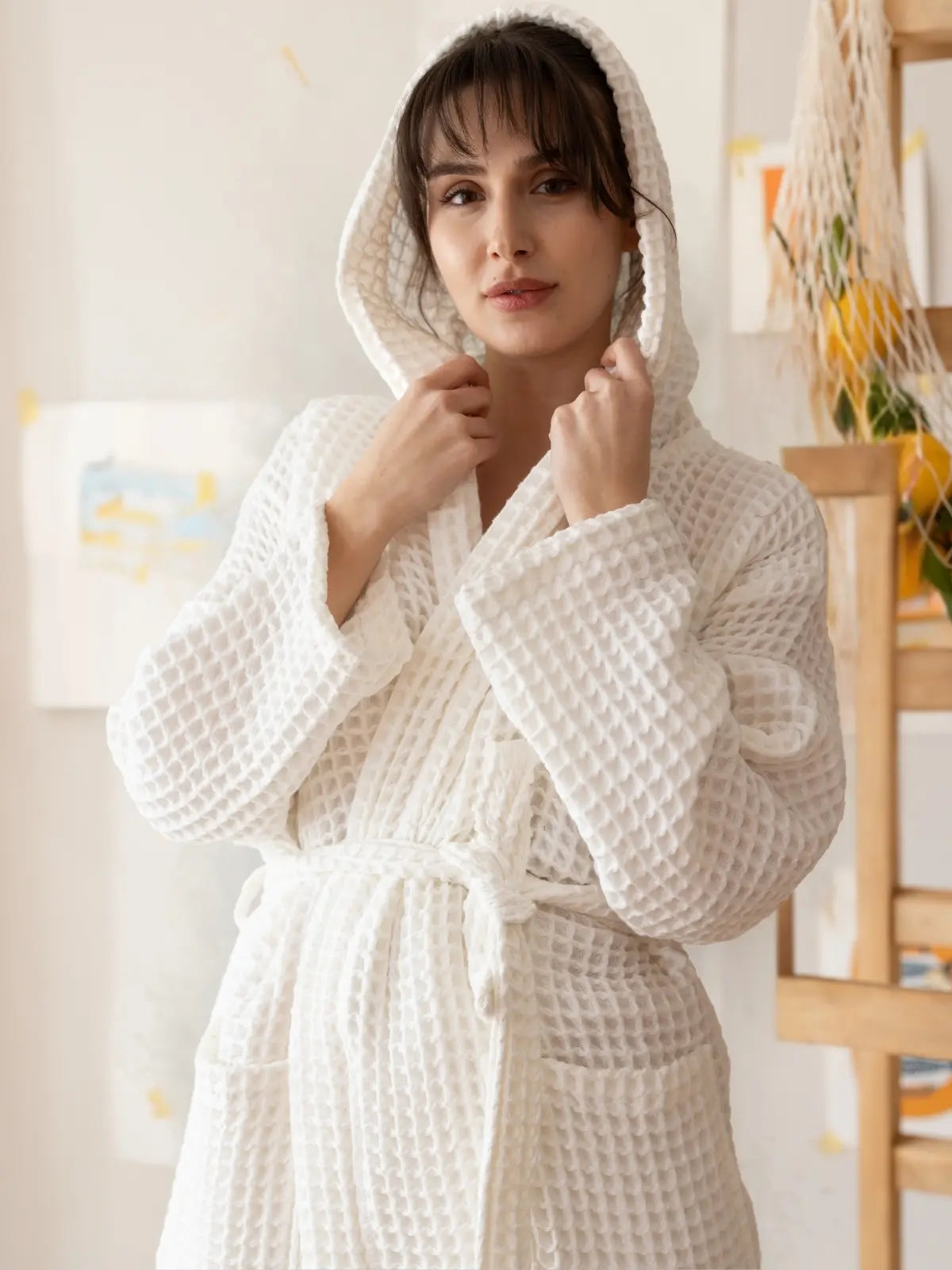 Beyaz %100 pamuk waffle pike kapüşonlu bornoz ön görünüm otel tarzı