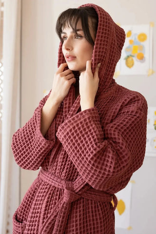 Bordo waffle pike kapüşonlu bornoz, kapüşon takılı yan yakın çekim – %100 Türk pamuğu, petek dokuma, OEKO-TEX, VivaMaison