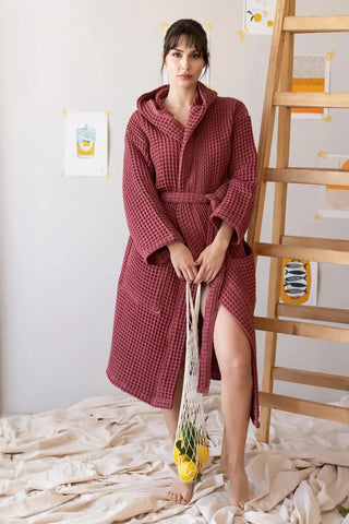 Bordo waffle pike kapüşonlu bornoz, ön tam boy – %100 Türk pamuğu, petek dokuma, OEKO-TEX, VivaMaison