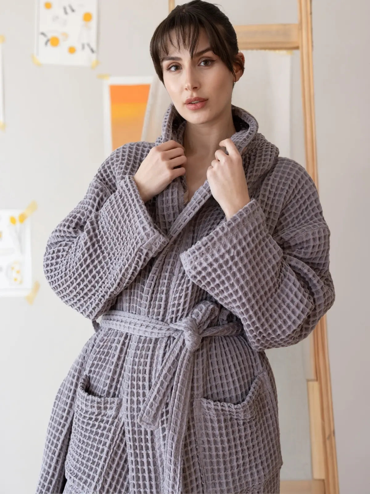 Gri waffle pike bornoz petek dokusu ve kapüşon detayı
