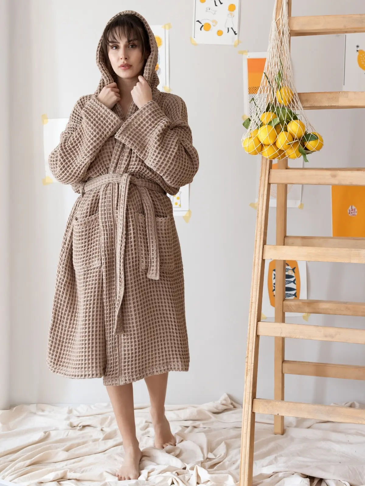 Kahve waffle pike kapüşonlu bornoz giyili model görseli