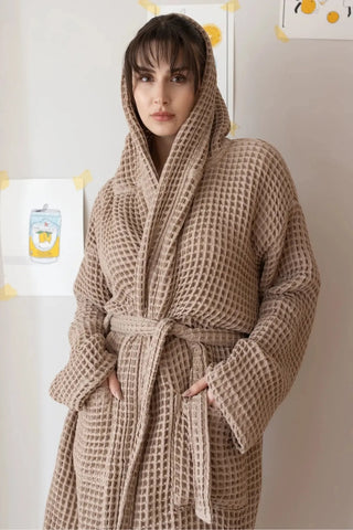 Kahverengi waffle pike kapüşonlu bornoz, kapüşon takılı yakın çekim – %100 Türk pamuğu, petek dokuma, OEKO-TEX, VivaMaison