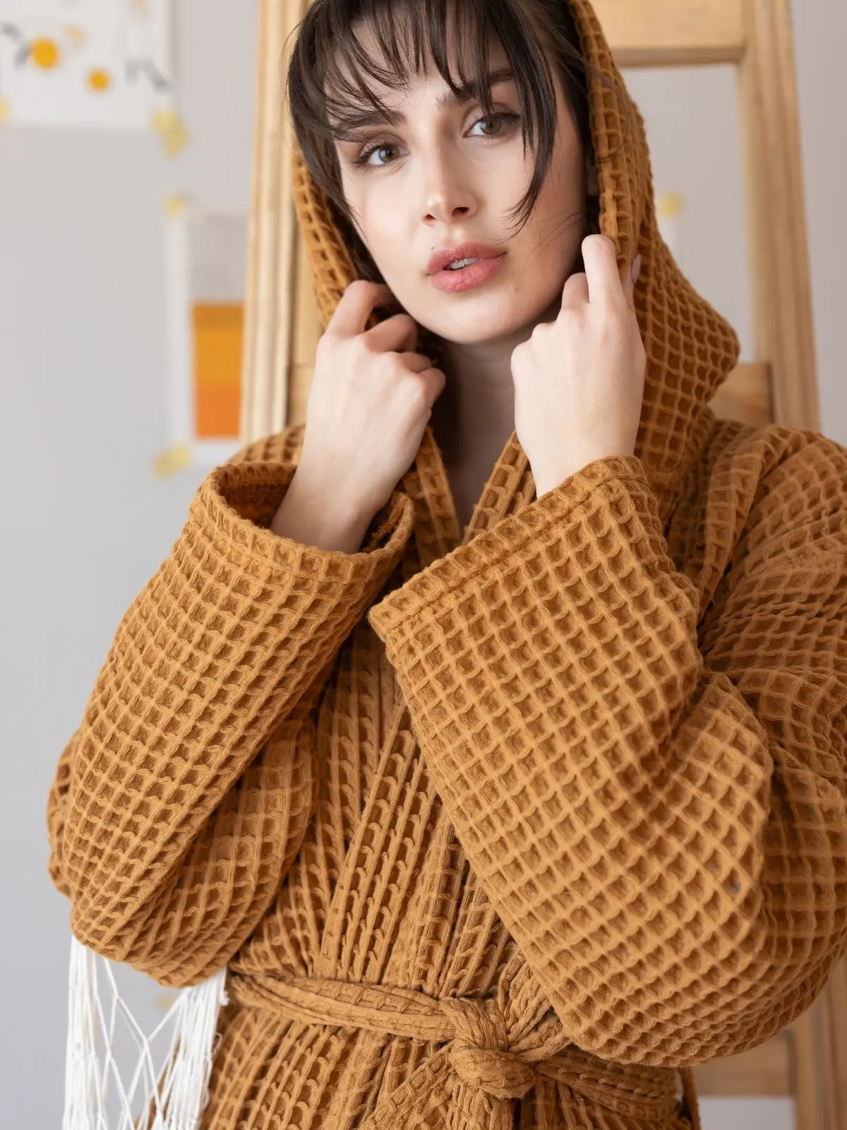 Karamel waffle pike bornoz petek dokusu ve kapüşon detayı