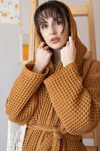 Karamel waffle pike kapüşonlu bornoz, kapüşon takılı yakın çekim – %100 Türk pamuğu, petek dokuma, OEKO-TEX, VivaMaison