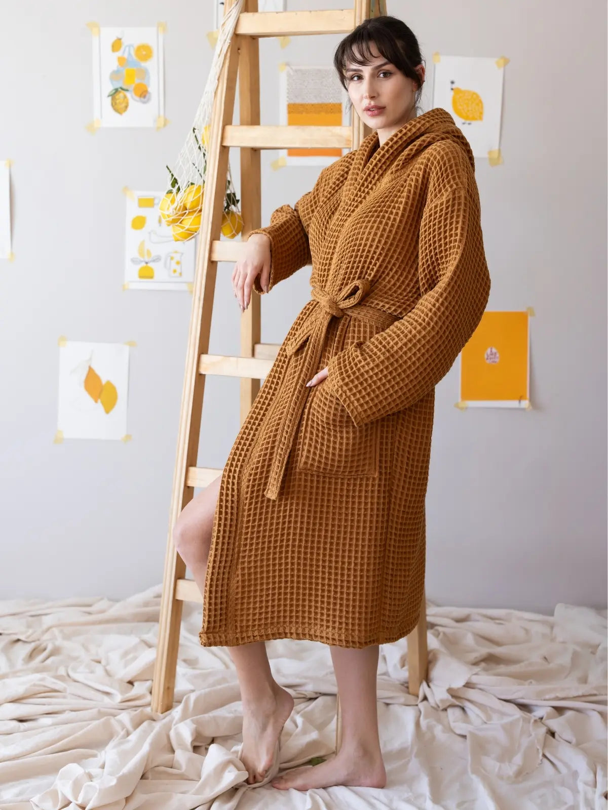 Karamel waffle pike kapüşonlu bornoz giyili model görseli