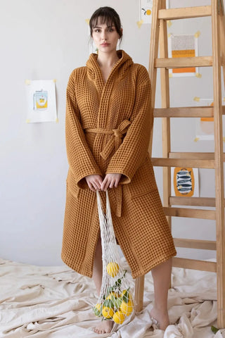 Karamel waffle pike kapüşonlu bornoz, ön tam boy – %100 Türk pamuğu, petek dokuma, OEKO-TEX, VivaMaison