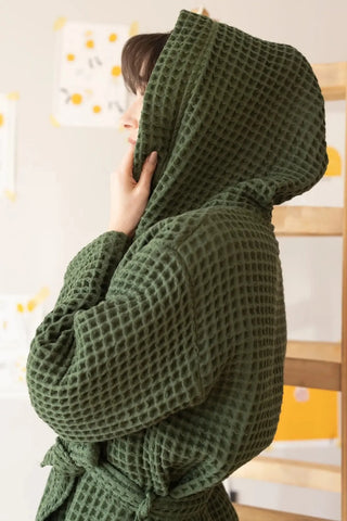 Koyu Yeşil waffle pike kapüşonlu bornoz, kapüşon takılı yan profil – %100 Türk pamuğu, petek dokuma, OEKO-TEX, VivaMaison