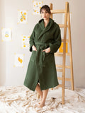Koyu yeşil %100 pamuk waffle pike kapüşonlu bornoz ön görünüm