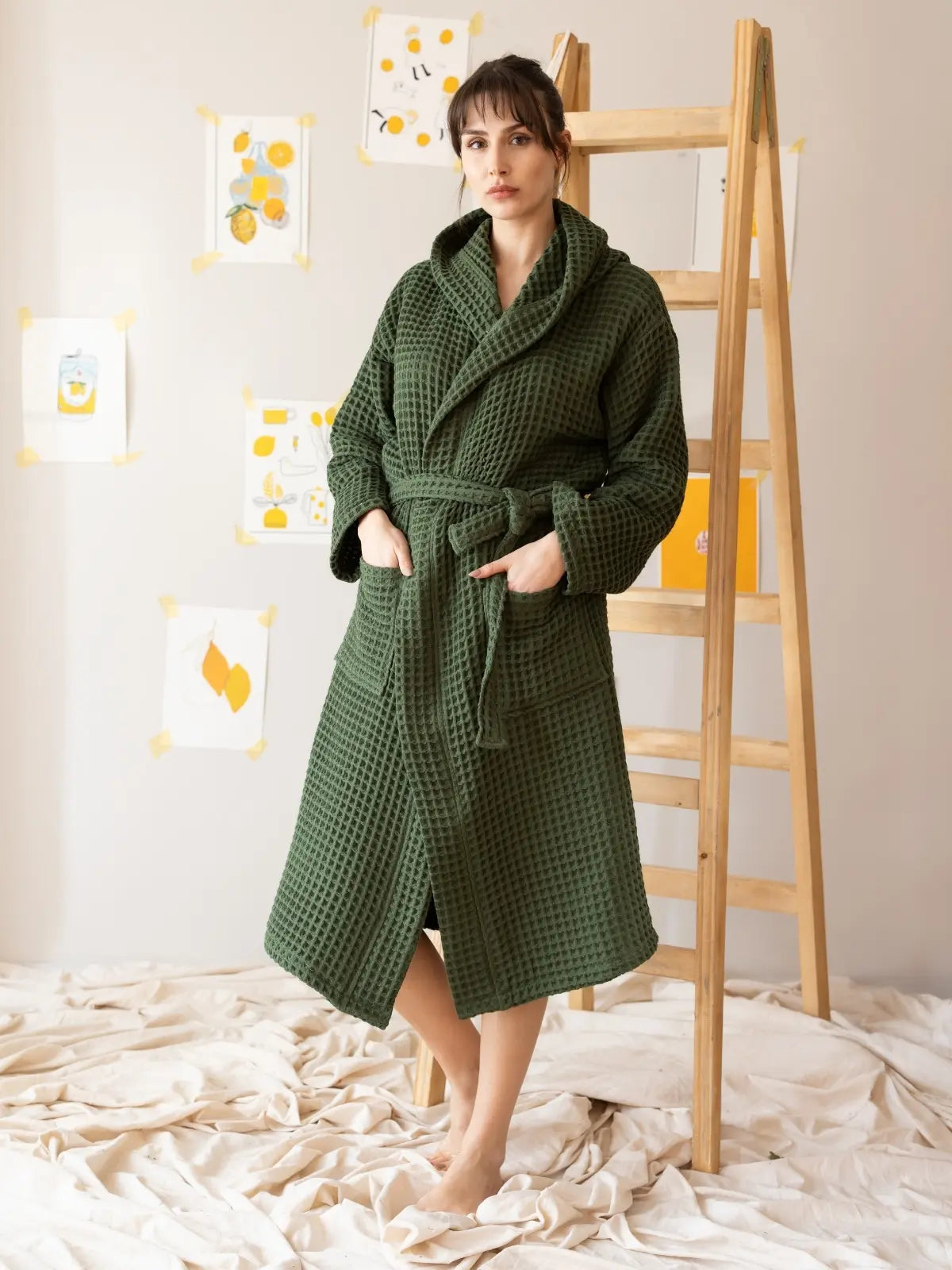 Koyu yeşil %100 pamuk waffle pike kapüşonlu bornoz ön görünüm